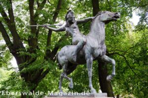 Mehr über den Artikel erfahren Amazone Bronzeplastik im Park am Weidendamm Eberswalde