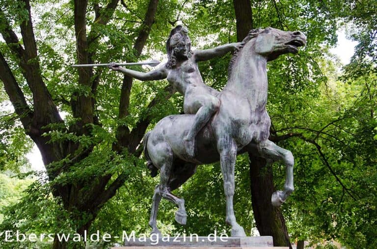 Mehr über den Artikel erfahren Amazone Bronzeplastik im Park am Weidendamm Eberswalde
