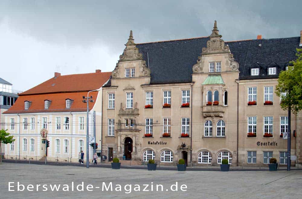 Links das Alte Rathaus von Eberswalde - Rechts das Neue Rathaus Links das Alte Rathaus von Eberswalde - Rechts das Neue Rathaus
