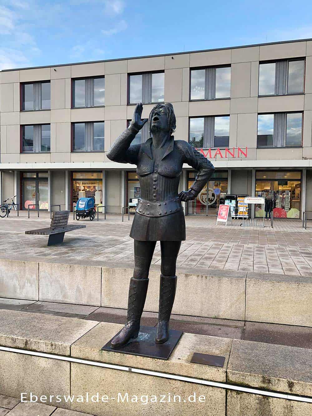 Die Skulptur „Die Ruferin“ am Marktplatz Eberswalde