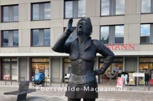 Mehr über den Artikel erfahren Die Skulptur „Die Ruferin“