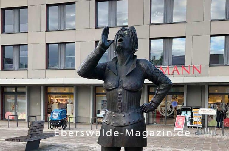 Mehr über den Artikel erfahren Die Skulptur „Die Ruferin“