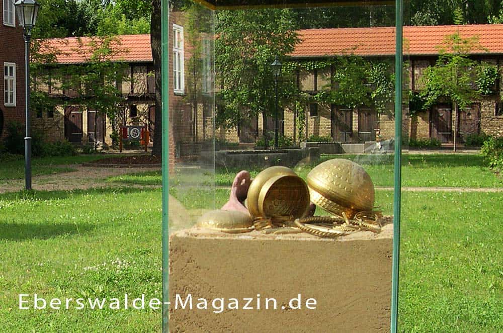 Stele mit Nachbildung des Eberswalder Goldschatz in der Messingwerksiedlung Stele mit Nachbildung des Eberswalder Goldschatz in der Messingwerksiedlung