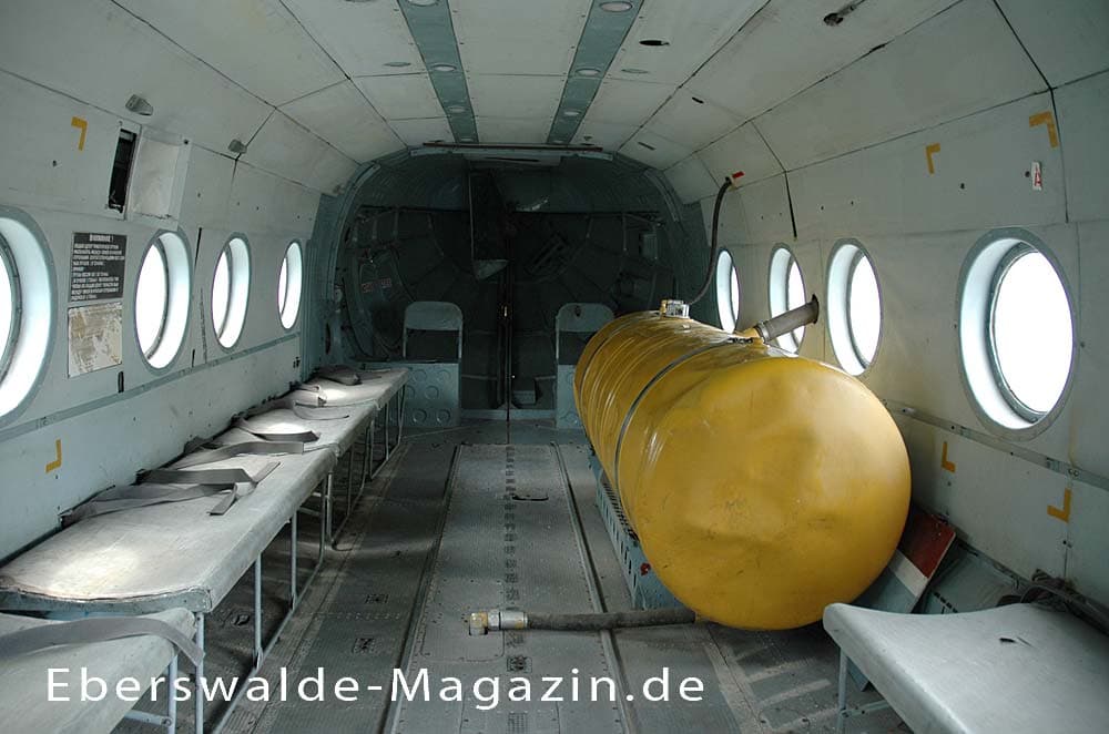 Alte Hubschrauber im Inneren entdecken auf dem Gelände des Luftfahrtmuseums Finowfurt Alte Hubschrauber im Inneren entdecken auf dem Gelände des Luftfahrtmuseums Finowfurt