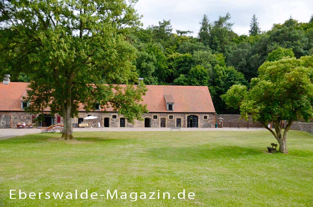 Das sanierte Nebengebäude mit Erfrischungsgetränken und Eis