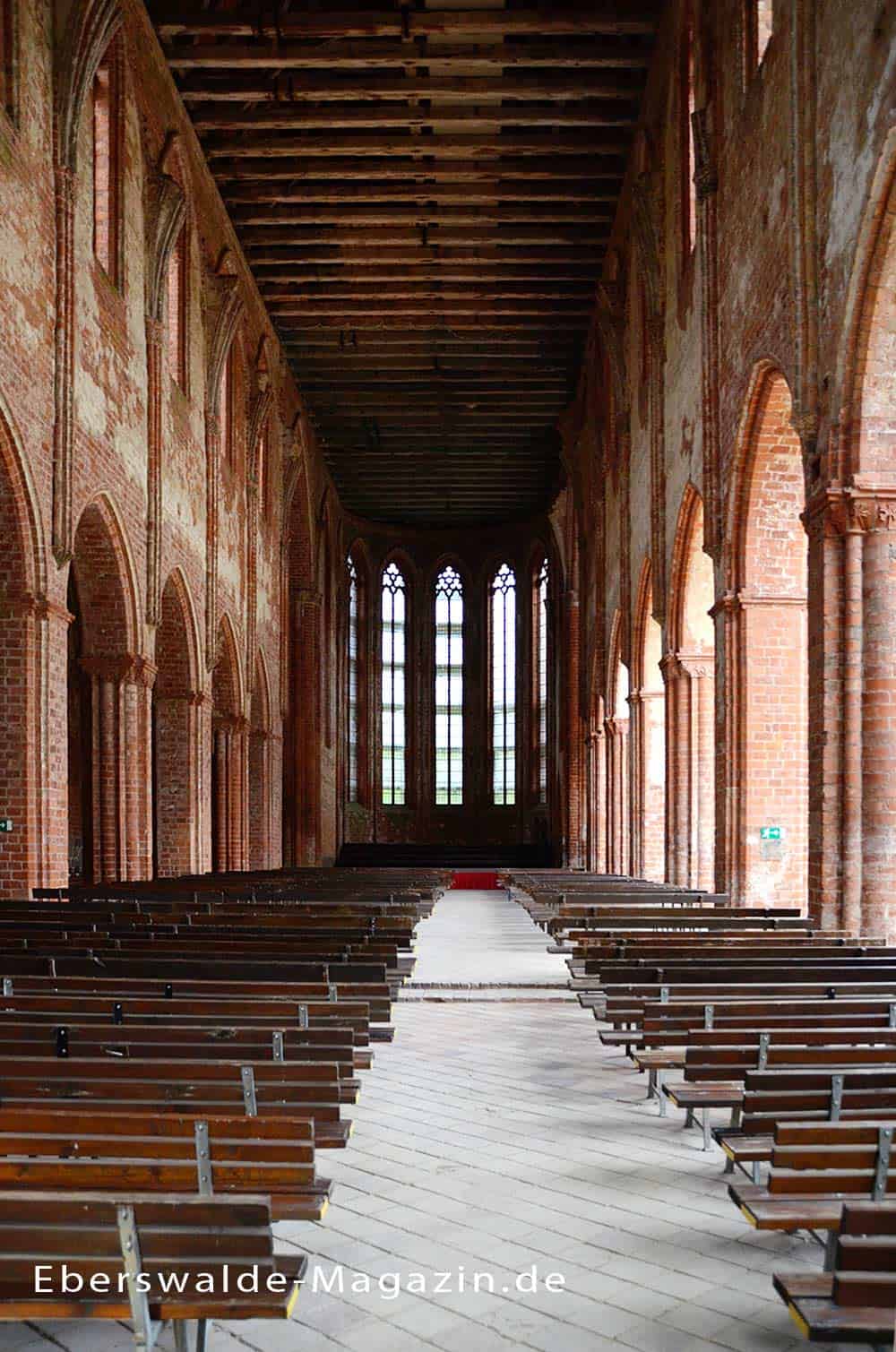 Besucherbänke für die Konzerte im Kloster Chorin