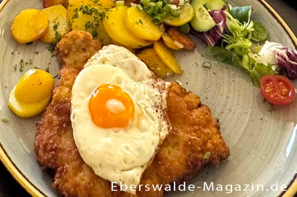 Das Schnitzel mit Spiegelei im Wilden Eber Das Schnitzel mit Spiegelei im Wilden Eber